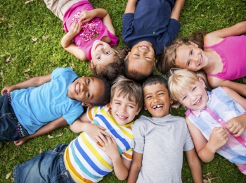 groups_of_kids_in_grass