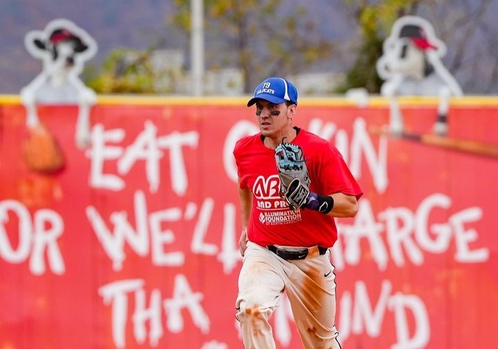 314897664_5728022257255429_6552489558694073441_n baseball player running between bases
