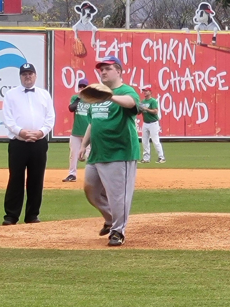 313909169_1223705388211569_4497276582955814740_n baseball player catching a ball in his mitt