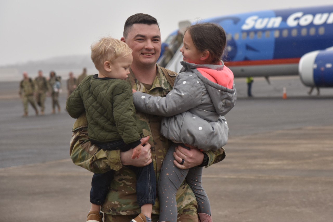 Tennessee Soldier greets his children on airport runway