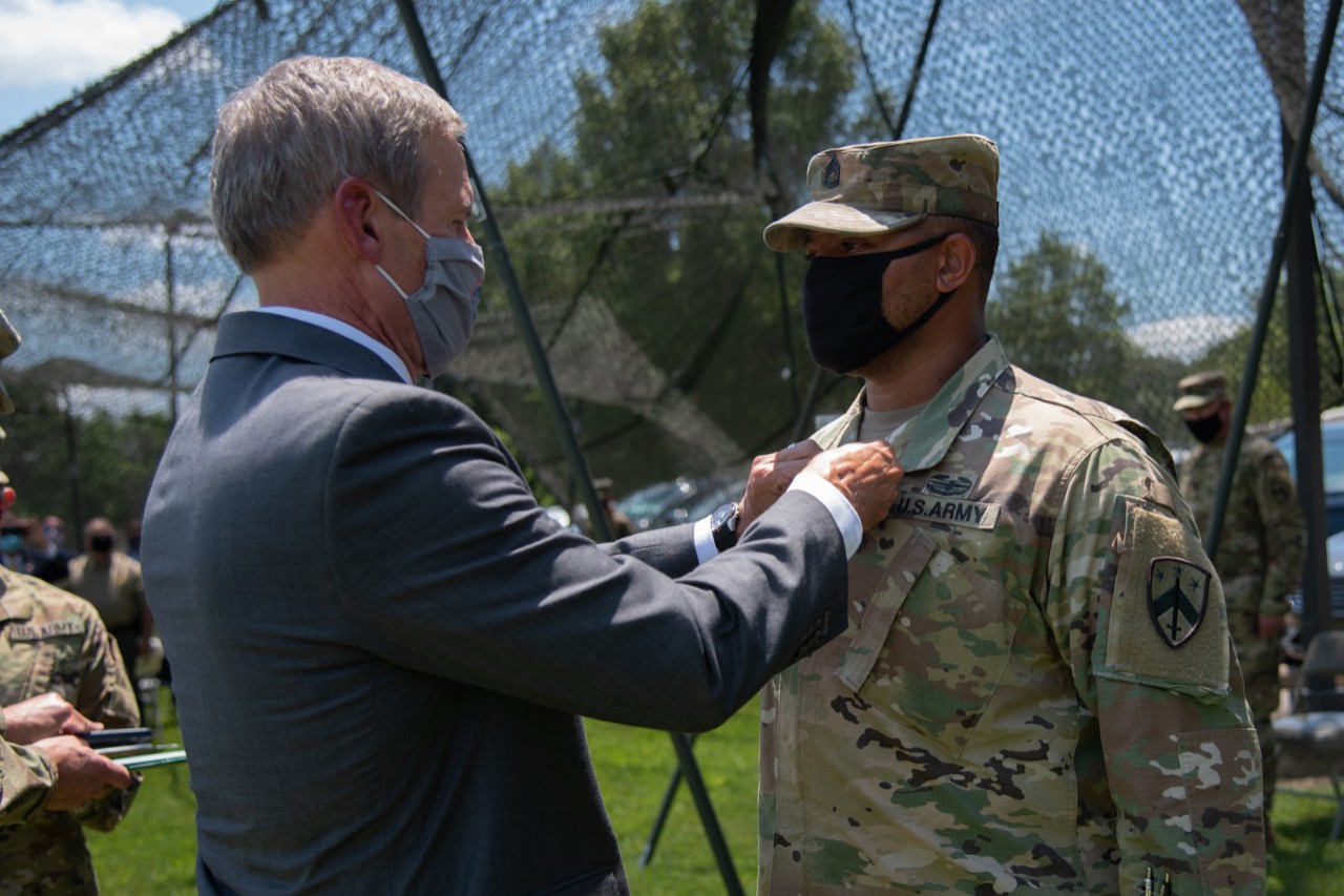 Gov. Bill Lee presenting the Soldier’s Medal to Sgt. 1st Class Patrick Shields