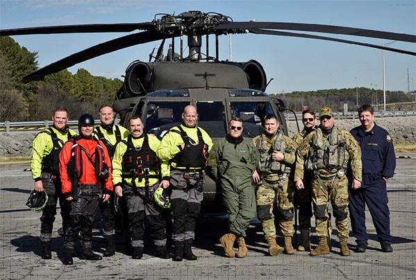 Members from Tennessee National Guard’s 1-230th Assault Helicopter Battalion and the Nashville Fire Department held a joint exercise to practice hoist operations at Old Hickory Lake between Goodlettsville and Hendersonville on Dec. 14. (Photo by Capt. Kealy Moriarty)