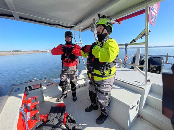 Members from the Nashville Fire Department prepare to enter the water and simulate drowning victims during the joint hoist rescue exercise at Old Hickory Lake between Goodlettsville and Hendersonville on Dec. 14. (Photo by Capt. Kealy Moriarty)