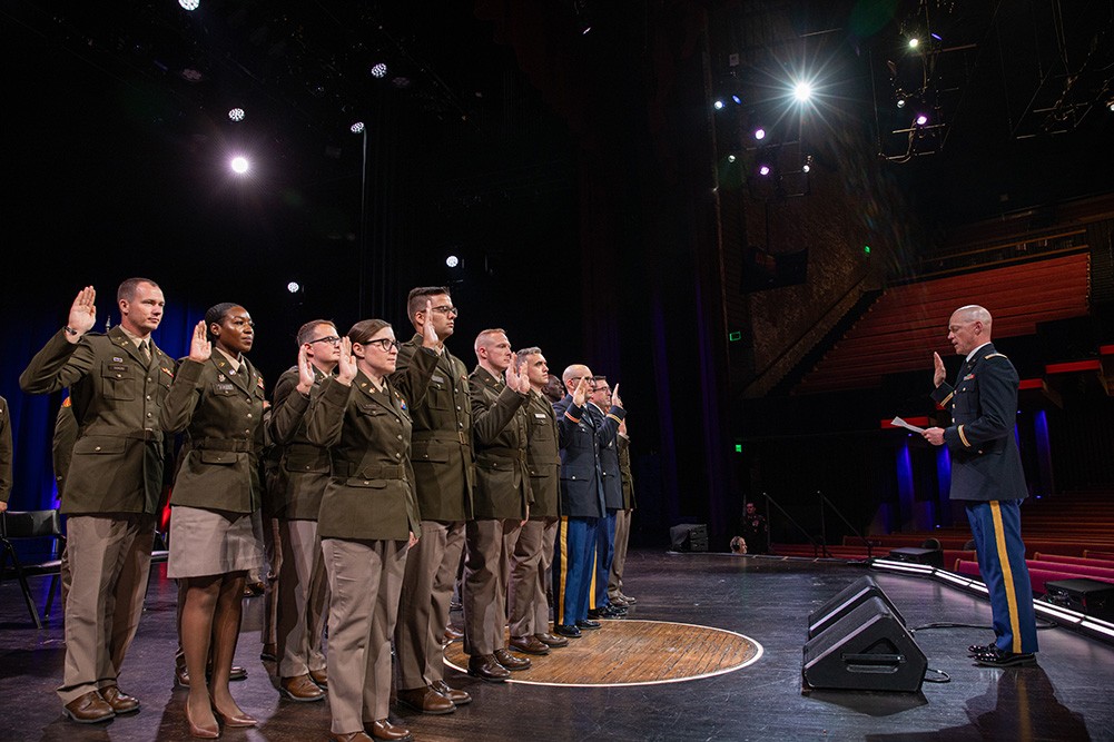 Maj. Andrew Troxel, commander of the Tennessee National Guard’s Officer Candidate School, administers the Oath of Office to 21 of the U.S. Army’s newest 2nd Lieutenants during a commissioning ceremony for OCS Class 68 at Nashville’s Grand Ole Opry House, August 17. (photo by Spc. Landon Evans)