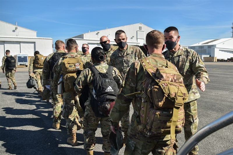 Soldiers from the 252nd Military Police Company are welcomed home by Brig. Gen. Jimmie Cole, Tennessee’s Land Component Commander, and his command team, as they arrived in Smyrna on March 26, following an 11-month deployment in support of Operation Enduring Freedom. (Photo by Staff Sgt. Tim Cordeiro) Soldiers being greeted by Commanders as they exit plane