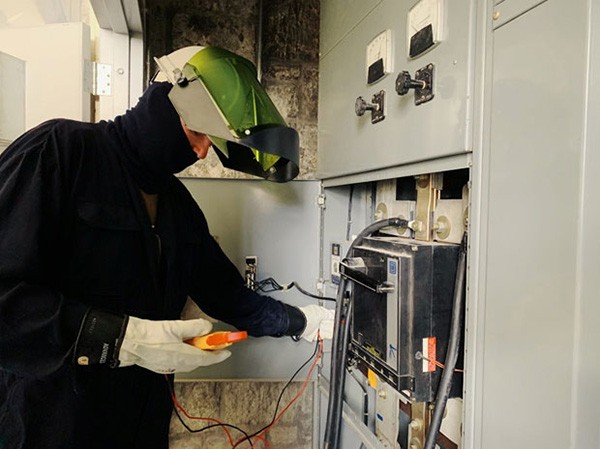 Staff Sgt. Robert Moore, working in electrical protective gear, tests electric power provided by generators from the 118th Civil Engineer Squadron as it powers the Army National Guard Armory in Chattanooga. (Photo by Lt. Col. Marty Malone) Staff Sgt. Robert Moore, working in electrical protective gear, tests electric power provided by generators from the 118th Civil Engineer Squadron as it powers the Army National Guard Armory in Chattanooga. (Photo by Lt. Col. Marty Malone)