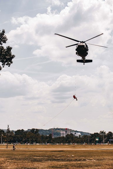 Members of the Tennessee National Guard and the Nashville Fire Department’s Helicopter Aquatic Rescue Team take part in a rescue exercise, August 5, at the Wilson County Fairgrounds, during Vigilant Guard 2021, a large-scale inter-agency exercise simulating a dangerous hurricane impacting communities across Tennessee. (Photo by 1st Lt. Sarah Kohrt)