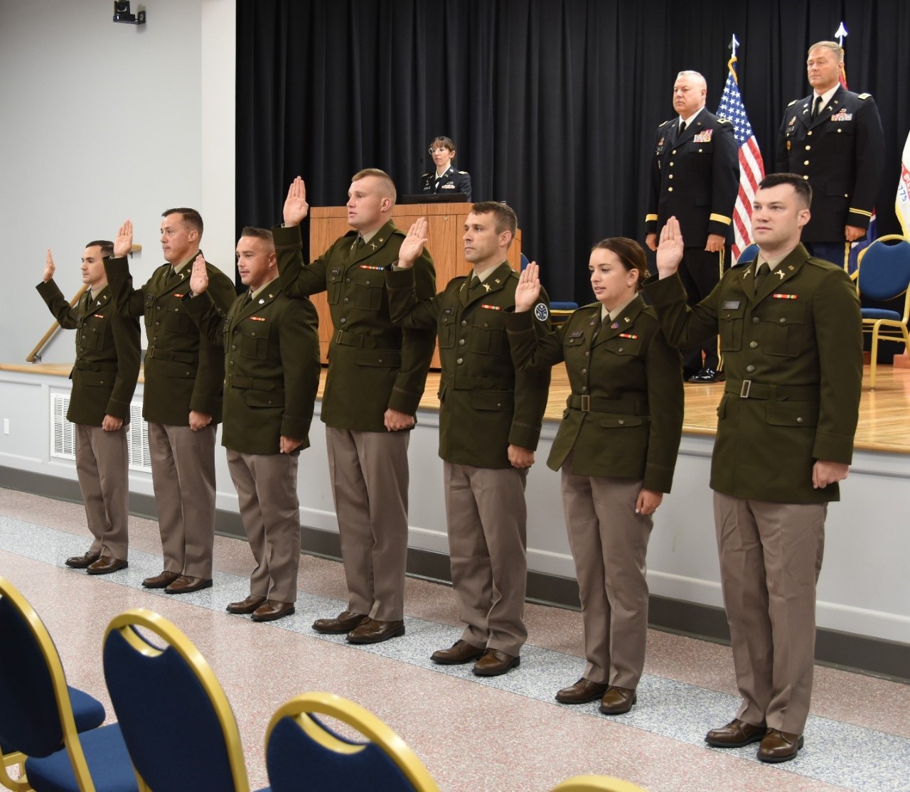 Seven newly commissioned Tennessee National Guard officers take the oath of office during a special ceremony at Smyrna’s Volunteer Training Site on August 18. The new officers graduated from Smyrna’s 18-month-long Officer Candidate School at the 117th Regional Training Institute and will now join the National Guard as platoon leaders and junior staff officers. (photo by retired Sgt. 1st Class Edgar Castro) Seven newly commissioned Tennessee National Guard officers take the oath of office during a special ceremony at Smyrna’s Volunteer Training Site on August 18. The new officers graduated from Smyrna’s 18-month-long Officer Candidate School at the 117th Regional Training Institute and will now join the National Guard as platoon leaders and junior staff officers. (photo by retired Sgt. 1st Class Edgar Castro)