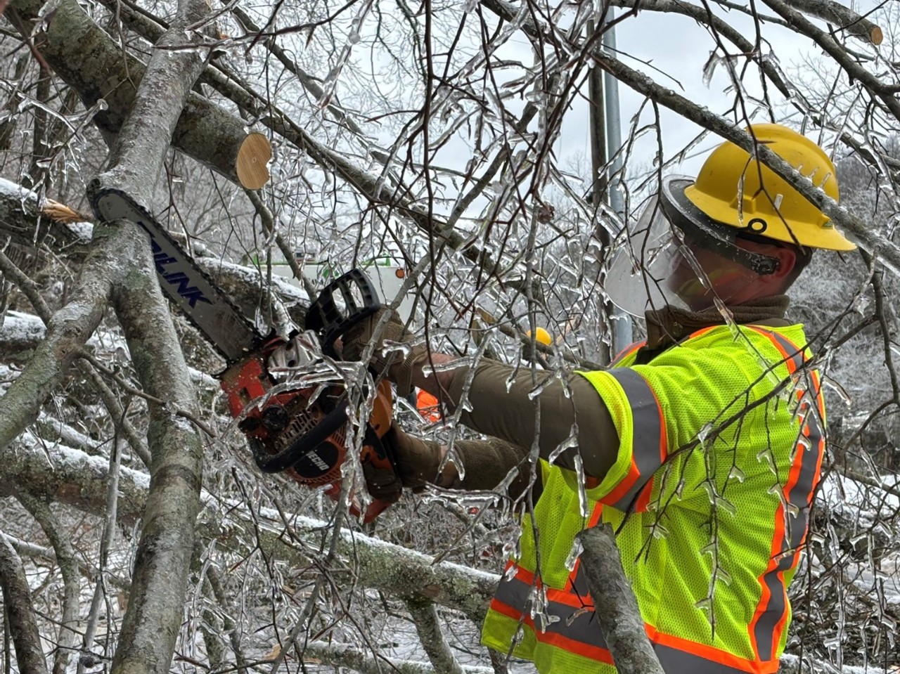 Soldiers with the Tennessee Army National Guard’s 212th Engineer Company clear debris and assist with road clearance in Davidson County on January 30. Guardsmen are supporting state, county, and local emergency responders as they assist Tennesseans affected by the inclement winter weather. (photo by Lt. Col. Darrin Haas) Soldiers with the Tennessee Army National Guard’s 212th Engineer Company clear debris and assist with road clearance in Davidson County on January 30. Guardsmen are supporting state, county, and local emergency responders as they assist Tennesseans affected by the inclement winter weather. (photo by Lt. Col. Darrin Haas)