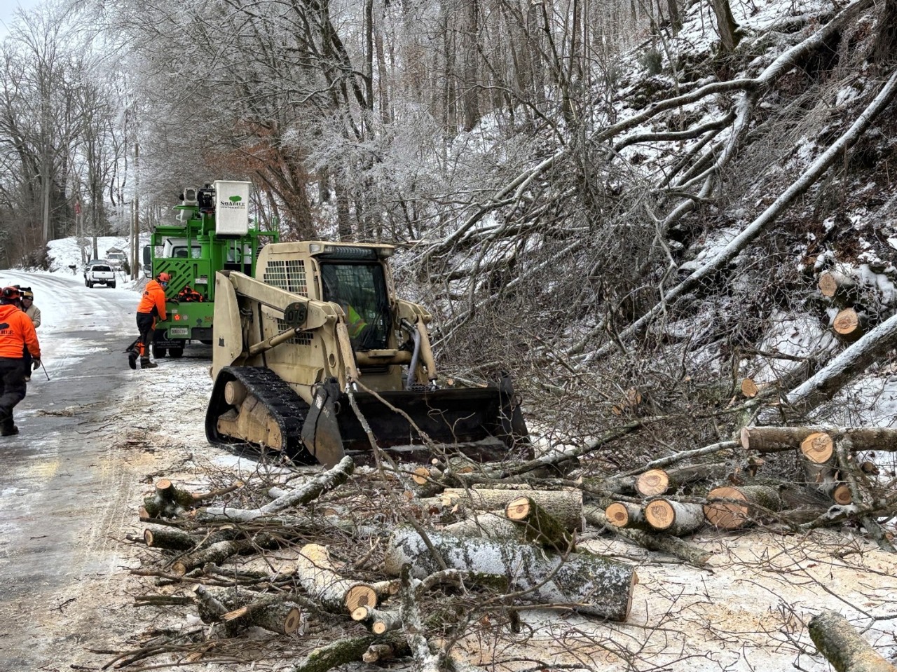 Soldiers with the Tennessee Army National Guard’s 212th Engineer Company use a skid steer to clear debris and assist with road clearance in Davidson County on January 30. Guardsmen are supporting state, county, and local emergency responders as they assist Tennesseans affected by the inclement winter weather. (photo by Lt. Col. Darrin Haas) Soldiers with the Tennessee Army National Guard’s 212th Engineer Company use a skid steer to clear debris and assist with road clearance in Davidson County on January 30. Guardsmen are supporting state, county, and local emergency responders as they assist Tennesseans affected by the inclement winter weather. (photo by Lt. Col. Darrin Haas)