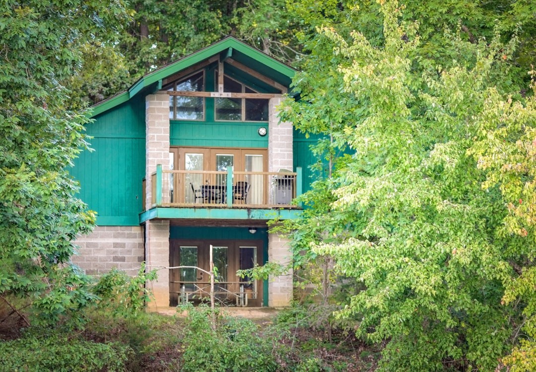 Deluxe cabin rental at Natchez Trace Book a deluxe cabin rental at Natchez Trace