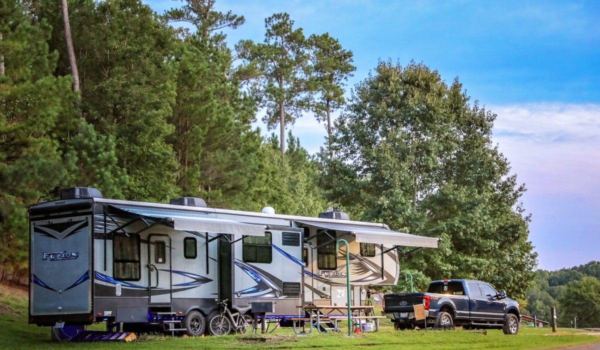 RVs camping at Natchez Trace in Tennessee Explore the campground options on the Tennessee State Parks Natchez Trace website.