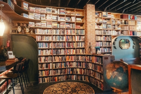 The Reading Room1_Chattanooga_credit_Maeteu Reiter A reading room with a desk and shelves filled with books