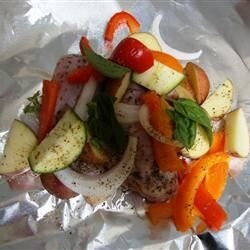 Grilled Chicken and Potato Foil Packs grilled chicken, potatoes and veggies on aluminum foil